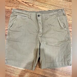 Men’s American Eagle flat front tan khakis size 42.